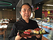 Sushi-Meister Adul sorgt im Chang City für feinste Sushi Gerichte (©Foto: Martin Schmitz)